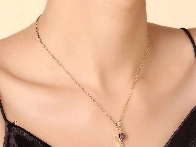 Kiểu dáng đính đá tinh tế, đơn giản